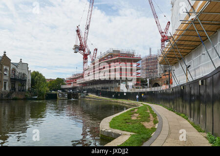 Nuovi appartamenti in costruzione sul Regents Canal a Camden Town London REGNO UNITO Foto Stock