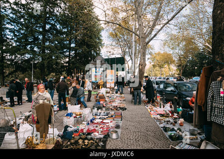 Tbilisi, Georgia - 29 Ottobre 2016: Negozio mercatino di antiquariato vecchio Retro Vintage cose sul ponte a secco. Swap Meet a Tbilisi. Foto Stock