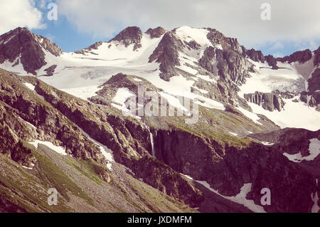 In alto di sera montare il Nepal. Picchi di montagna nella nebbia paesaggio paesaggio Foto Stock