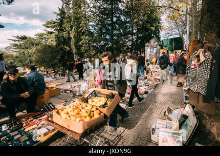 Tbilisi, Georgia - 29 Ottobre 2016: il vecchio uomo è il rotolamento di un carrello per il trasporto di merci con frutti in negozio mercatino di antiquariato vecchio Retro Vintage Foto Stock