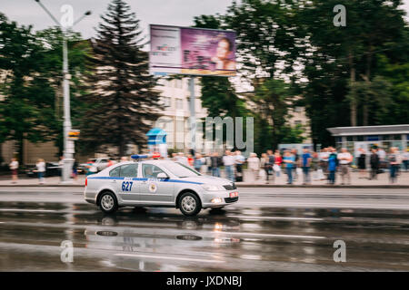 Minsk, Bielorussia - 28 Giugno 2017: Traffico stradale automobile della polizia in movimento In Town Street in estate piovosa giornata. Foto Stock