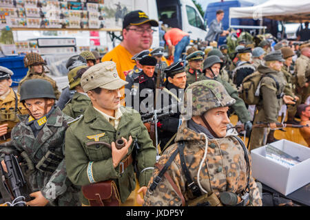 La vita militare action figure nella Seconda Guerra Mondiale di uniformi per la vendita in stand alla fiera militaria per WW2 appassionati Foto Stock