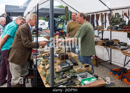 WW2 collector acquisto di seconda guerra mondiale di cimeli militari da stand alla fiera militaria Foto Stock