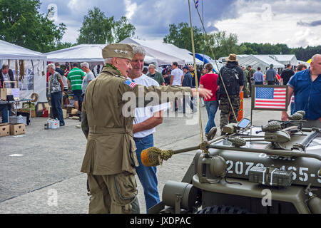 Anziani WW2 re-enactor in noi il tenente generale abito di battaglia di parlare di guerra mondiale due ventilatori in corrispondenza di militaria fair la vendita di cimeli della seconda guerra mondiale Foto Stock