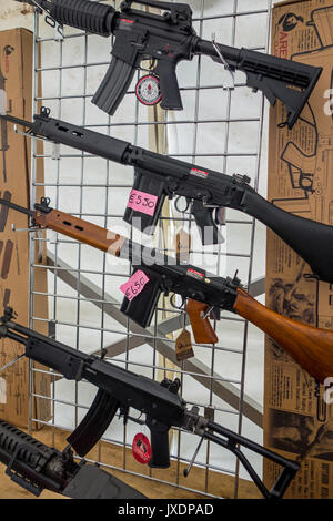 Soffice come l'aria pistole per la vendita, replica armi progettate per assomigliare realisticamente genuine armi da fuoco Foto Stock