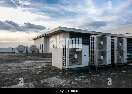 Sistemi di aria condizionata su un tetto Foto Stock