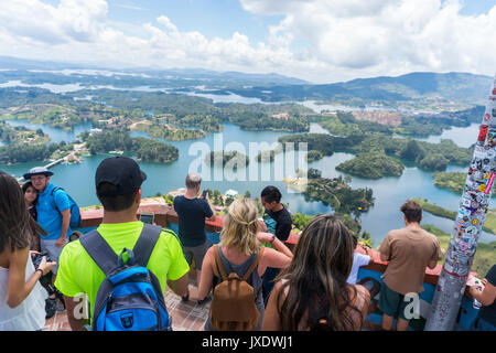 Persone che guardano la vista di Guatape Foto Stock