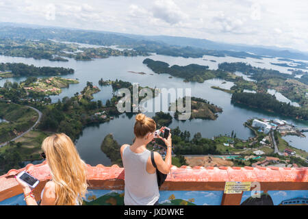 Persone che guardano la vista di Guatape Foto Stock