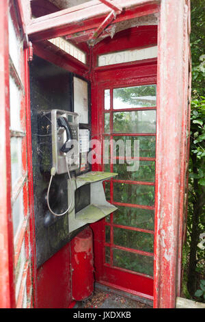 Fermanagh,UK, in disuso Telefono Rosso Box coperti con Gossamer,Seta Bonzo credito/Alamy.com Foto Stock