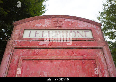 Fermanagh,UK, in disuso Telefono Rosso Box coperti con Gossamer,Seta Bonzo credito/Alamy.com Foto Stock