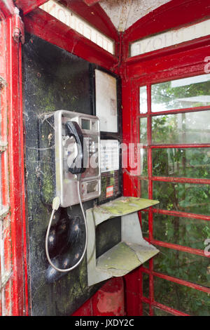 Fermanagh,UK, in disuso Telefono Rosso Box coperti con Gossamer,Seta Bonzo credito/Alamy.com Foto Stock