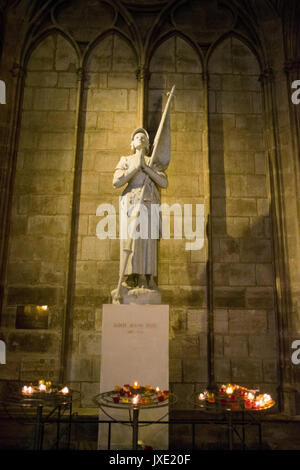 Statua di st. Giovanna d Arco presso la cattedrale di Notre Dame a Parigi, Francia Foto Stock