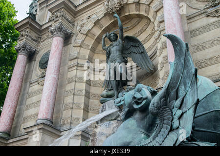 Leone alato, Fontaine saint Michel, Paris, Francia. Famoso punto di riferimento storico Foto Stock