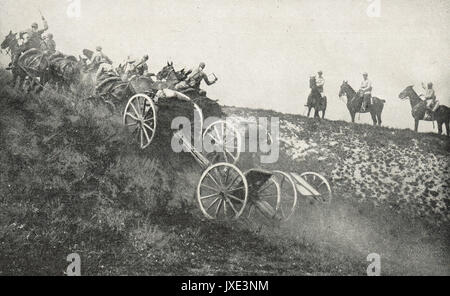 Il francese al galoppo un campo di pistola in salita, WW1 Foto Stock