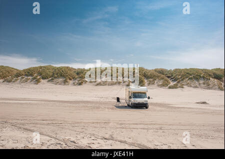 Henne Strand, spiaggia aperto alle automobili nel sud della Danimarca. L uomo sulla scogliera, il concetto di libertà Foto Stock