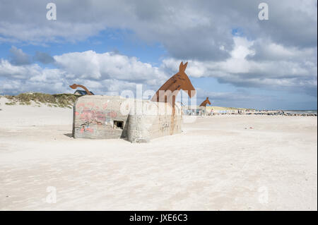 Bunker a cavallo sulla spiaggia Blavand, Danimarca Foto Stock