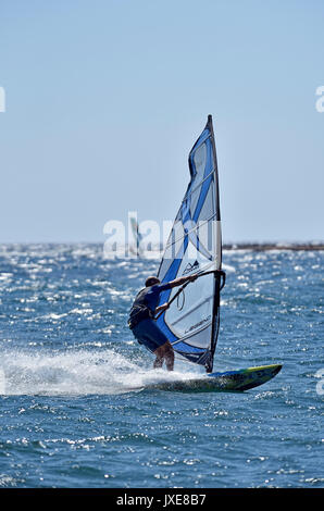 Windsurf a Loutsa, Attica, Grecia Foto Stock