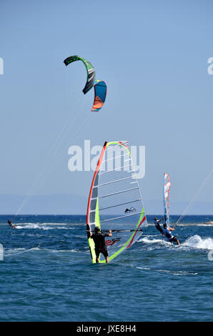 Il kite surf e windsurf in Loutsa, Attica, Grecia Foto Stock