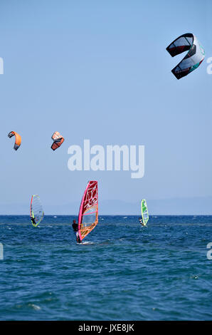 Il kite surf e windsurf in Loutsa, Attica, Grecia Foto Stock