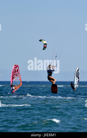 Il kite surf e windsurf in Loutsa, Attica, Grecia Foto Stock