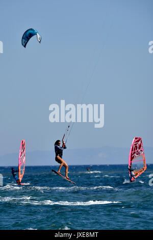 Il kite surf e windsurf in Loutsa, Attica, Grecia Foto Stock