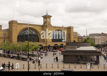 La stazione di Kings Cross a Londra visto da St Pancras stazione ferroviaria Foto Stock