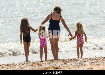 West Bay, Dorset, Regno Unito. 15 Agosto, 2017. Regno Unito: meteo locali e vacanzieri godere di un caldo pomeriggio assolato dove poter prendere il sole e nuotare alla stazione balneare di West Bay. Fotografia Credito: Guy Corbishley/Alamy Live News Foto Stock
