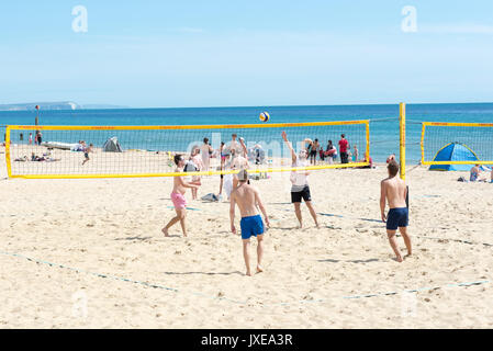 Boscombe, Bournemouth, Dorset, Regno Unito, 15th agosto 2017. Giovani che giocano a pallavolo sulla spiaggia. Foto Stock