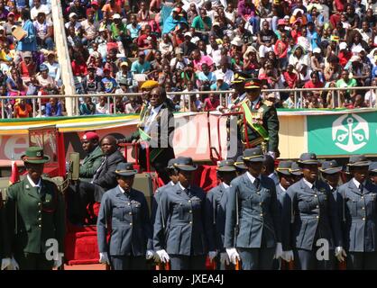 Harare. Il 15 agosto, 2017. Presidente zimbabwano Robert Mugabe assiste le Forze di difesa alle celebrazioni del Giorno di Harare, Zimbabwe, 15 agosto 2017. Credito: Xinhua/Alamy Live News Foto Stock