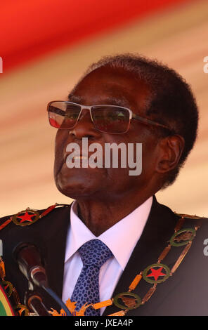 Harare. Il 15 agosto, 2017. Presidente zimbabwano Robert Mugabe assiste le Forze di difesa alle celebrazioni del Giorno di Harare, Zimbabwe, 15 agosto 2017. Credito: Xinhua/Alamy Live News Foto Stock