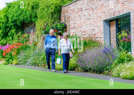 Glasgow, Scotland, Regno Unito. 15 Agosto, 2017. Regno Unito Meteo. Un giovane godendo i giardini nel Bellahouston Park su un luminoso giorno con intervalli di sole e isolati acquazzoni Credito: Berretto Alamy/Live News Foto Stock