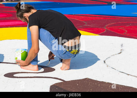 Bournemouth Dorset, Regno Unito. Il 15 agosto, 2017. Grandi opere di Spiderman tenendo un gelato sta prendendo forma sul molo approccio, disposti da Ambassadeur Arte e attirare l attenzione dei visitatori. L'uomo pittura Spidermans gelato. Credito: Carolyn Jenkins/Alamy Live News Foto Stock