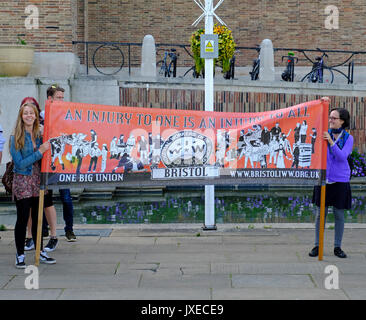 Bristol, Regno Unito. 15 Agosto, 2017. I membri dei lavoratori industriali del mondo in una veglia a segnare la morte di Heather Heyer, che è stato ucciso mentre frequentano un anti-dimostrazione fascista di Charlottesville, Virginia, Stati Uniti d'America. Keith Ramsey/Alamy Live News Foto Stock
