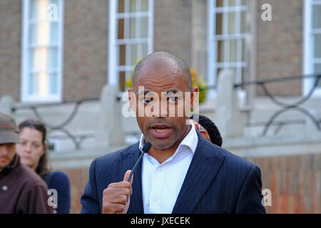 Bristol, Regno Unito. 15 Agosto, 2017. Il sindaco di Bristol, Marvin Rees, parla a una veglia per contrassegnare la morte di Heather Heyer, che è stato ucciso mentre frequentano un anti-dimostrazione fascista di Charlottesville, Virginia, Stati Uniti d'America. Keith Ramsey/Alamy Live News Foto Stock