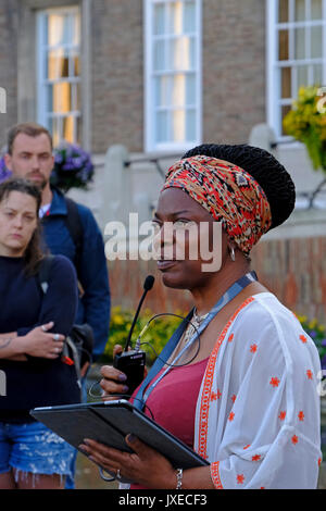 Bristol, Regno Unito. 15 Agosto, 2017. Il vice sindaco di Bristol, Ascer Craig, parla a una veglia per contrassegnare la morte di Heather Heyer, che è stato ucciso mentre frequentano un anti-dimostrazione fascista di Charlottesville, Virginia, Stati Uniti d'America. Keith Ramsey/Alamy Live News Foto Stock