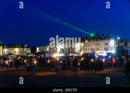 Weymouth Dorset, Regno Unito. Il 15 agosto 2017. Regno Unito Meteo. Centinaia di persone partecipano alla beneficenza della fiaccolata di carnevale sfilano lungo la spiaggia di Weymouth nel Dorset come la luce si affievolisce dopo il tramonto. Photo credit: Graham Hunt/Alamy Live News Foto Stock