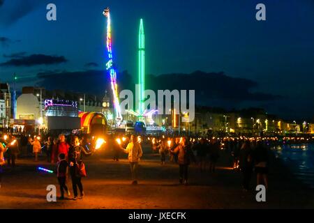 Weymouth Dorset, Regno Unito. Il 15 agosto 2017. Regno Unito Meteo. Centinaia di persone partecipano alla beneficenza della fiaccolata di carnevale sfilano lungo la spiaggia di Weymouth nel Dorset come la luce si affievolisce dopo il tramonto. Photo credit: Graham Hunt/Alamy Live News Foto Stock