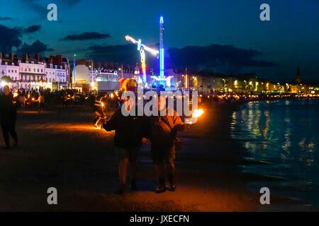 Weymouth Dorset, Regno Unito. Il 15 agosto 2017. Regno Unito Meteo. Centinaia di persone partecipano alla beneficenza della fiaccolata di carnevale sfilano lungo la spiaggia di Weymouth nel Dorset come la luce si affievolisce dopo il tramonto. Photo credit: Graham Hunt/Alamy Live News Foto Stock