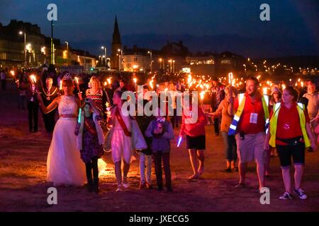 Weymouth Dorset, Regno Unito. Il 15 agosto 2017. Regno Unito Meteo. Centinaia di persone partecipano alla beneficenza della fiaccolata di carnevale sfilano lungo la spiaggia di Weymouth nel Dorset come la luce si affievolisce dopo il tramonto. Photo credit: Graham Hunt/Alamy Live News Foto Stock