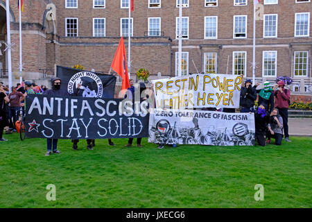 Bristol, Regno Unito. 15 Agosto, 2017. I membri di Bristol Anti-Fascists a una veglia per contrassegnare la morte di Heather Heyer, che è stato ucciso mentre frequentano un anti-dimostrazione fascista di Charlottesville, Virginia, Stati Uniti d'America. Keith Ramsey/Alamy Live News Foto Stock