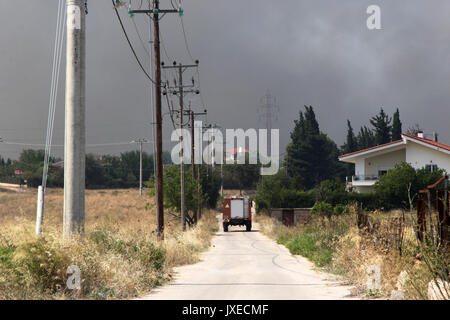 Kalamos, Grecia. 15 Agosto, 2017. Un incendio di camion corre verso il sito di incendi forestali nei pressi del villaggio di Kalamos, a nord di Atene, Grecia, il 15 agosto 2017. La Grecia ha chiesto la protezione civile europea di assistenza su Martedì per contribuire a combattere gli incendi boschivi che infuria nei pressi di Atene, un portavoce del servizio antincendio, Stavroula Malliri ha detto a un briefing con la stampa. (Xinhua/Sotiris Dimitropoulos) Credito: Xinhua/Alamy Live News Foto Stock