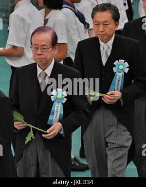 Ex Giappone il Primo Ministro Yasuo Fukuda(L) e Yukio Hatoyama frequentare il memoriale di servizio per le vittime della guerra della II Guerra Mondiale sul 72º anniversario della fine della Seconda Guerra Mondiale al Nippon Budokan a Tokyo in Giappone il 15 agosto 2017. Credito: AFLO/Alamy Live News Foto Stock