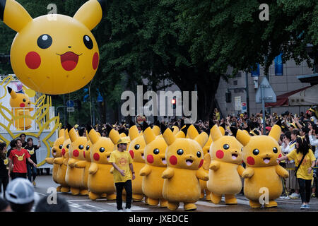 Agosto 14, 2017 Pikachu caratteri marzo durante il Pikachu sfilata di  carnevale a Yokohama, a sud di Tokyo, Giappone, 14 agosto 2017. Alcuni 100  Pikachu, ballerini e musicisti ha sfilato lungo le