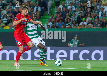 Lisbona, Portogallo. Il 15 agosto, 2017. Sportings in avanti dalla Costa d Avorio Seydou Doumbia (88) il sistema VIES con Steauas defender dalla Romania Ionut Larie (6) durante il gioco Sporting CP v FC Steaua Bucuresti Credito: Alexandre Sousa/Alamy Live News Foto Stock