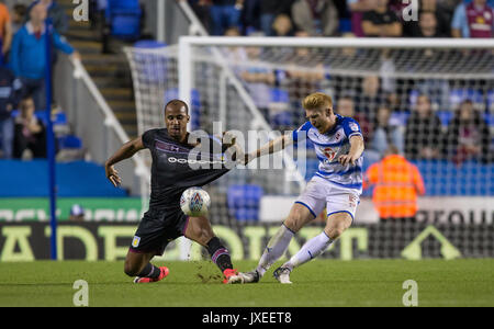 Reading, Regno Unito. Il 15 agosto, 2017. Paolo McShane di lettura falli Gabriel Agbonlahor di Aston Villa durante il cielo di scommessa match del campionato tra lettura e Aston Villa al Madejski Stadium, Reading, in Inghilterra il 15 agosto 2017. Foto di Andy Rowland / Prime immagini multimediali. **Solo uso editoriale FA Premier League e Football League sono soggetti a licenza DataCo. Credito: Andrew Rowland/Alamy Live News Foto Stock