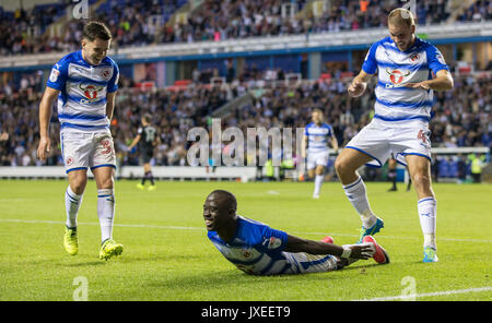 Reading, Regno Unito. Il 15 agosto, 2017. Modou Barrow della lettura festeggia un goal per renderlo 2 0 durante il cielo di scommessa match del campionato tra lettura e Aston Villa al Madejski Stadium, Reading, in Inghilterra il 15 agosto 2017. Foto di Andy Rowland / Prime immagini multimediali. **Solo uso editoriale FA Premier League e Football League sono soggetti a licenza DataCo. Credito: Andrew Rowland/Alamy Live News Foto Stock