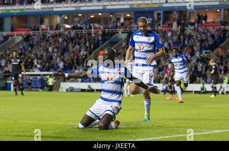 Reading, Regno Unito. Il 15 agosto, 2017. Modou Barrow di lettura punteggio celebra il suo obiettivo con Joey van den Berg di lettura durante il cielo di scommessa match del campionato tra lettura e Aston Villa al Madejski Stadium, Reading, in Inghilterra il 15 agosto 2017. Foto di Andy Rowland / Prime immagini multimediali. **Solo uso editoriale FA Premier League e Football League sono soggetti a licenza DataCo. Credito: Andrew Rowland/Alamy Live News Foto Stock