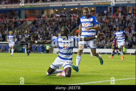 Reading, Regno Unito. Il 15 agosto, 2017. Modou Barrow di lettura punteggio celebra il suo obiettivo con Joey van den Berg di lettura durante il cielo di scommessa match del campionato tra lettura e Aston Villa al Madejski Stadium, Reading, in Inghilterra il 15 agosto 2017. Foto di Andy Rowland / Prime immagini multimediali. **Solo uso editoriale FA Premier League e Football League sono soggetti a licenza DataCo. Credito: Andrew Rowland/Alamy Live News Foto Stock