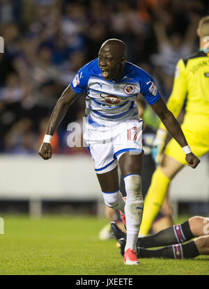 Reading, Regno Unito. Il 15 agosto, 2017. Modou Barrow della lettura celebra segnare il gol vincente durante il cielo di scommessa match del campionato tra lettura e Aston Villa al Madejski Stadium, Reading, in Inghilterra il 15 agosto 2017. Foto di Andy Rowland / Prime immagini multimediali. **Solo uso editoriale FA Premier League e Football League sono soggetti a licenza DataCo. Credito: Andrew Rowland/Alamy Live News Foto Stock