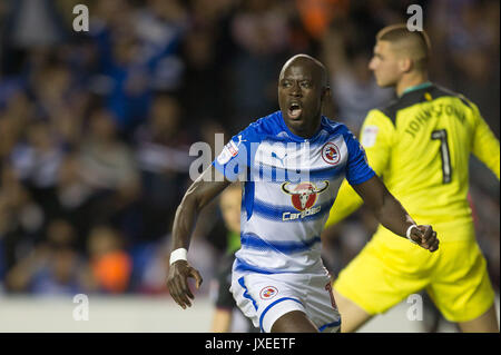 Reading, Regno Unito. Il 15 agosto, 2017. Modou Barrow della lettura celebra segnare il gol vincente durante il cielo di scommessa match del campionato tra lettura e Aston Villa al Madejski Stadium, Reading, in Inghilterra il 15 agosto 2017. Foto di Andy Rowland / Prime immagini multimediali. **Solo uso editoriale FA Premier League e Football League sono soggetti a licenza DataCo. Credito: Andrew Rowland/Alamy Live News Foto Stock